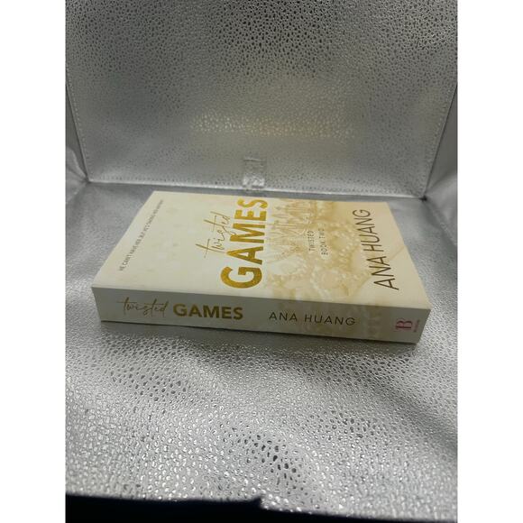 Twisted games Ana huang - Picture 3 of 4